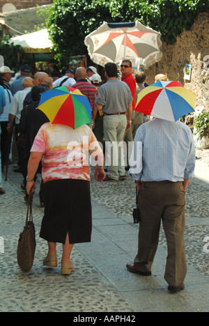 Monreale Sicilia due turisti indossando gli ombrelli in miniatura come protezione dal sole caldo Foto Stock