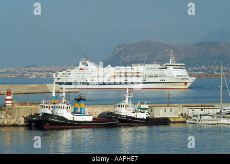 Palermo Sicilia entrata al porto di traghetto porta in avvicinamento Foto Stock