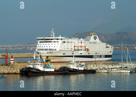 Palermo Sicilia entrata al porto di traghetto porta in avvicinamento Foto Stock