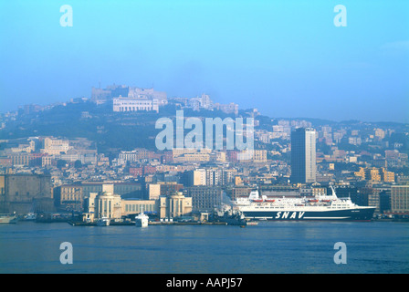 Porto di Napoli la mattina presto misty arrivo con sfondo della collina del monastero Foto Stock