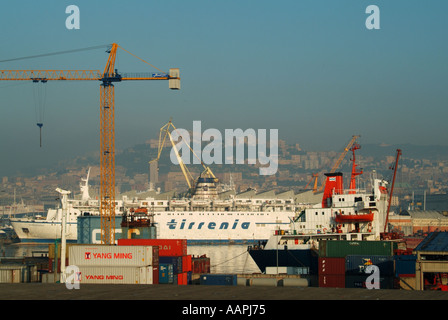 Porto di Napoli vista generale con la mattina presto haze a sfondo di eremo di Camaldoli monastero Foto Stock