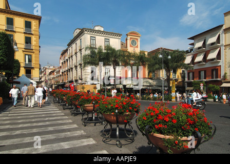 Resort di Sorrento Piazza Tasso display floreali gerani con salvias in ferro battuto cesti su ruote accanto all'attraversamento pedonale Foto Stock