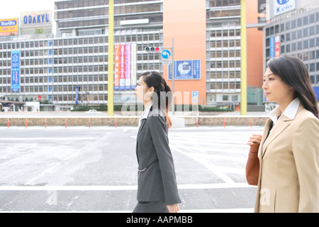 Due giovani imprenditrici a piedi Foto Stock