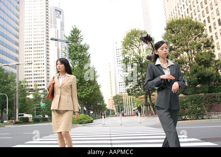Due giovani imprenditrici a piedi Foto Stock