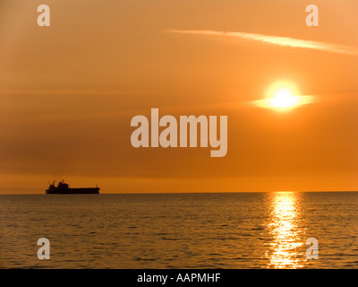 Nave da carico nel tardo pomeriggio lo Stretto di Georgia Vancouver British Columbia Canada Foto Stock