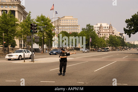 Cop dirigere traffico in Washington DC, poliziotto Foto Stock