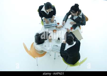 Quattro giovani donne di riunione in ufficio Foto Stock