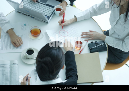 Piccolo gruppo di giovani donne di riunione in ufficio Foto Stock