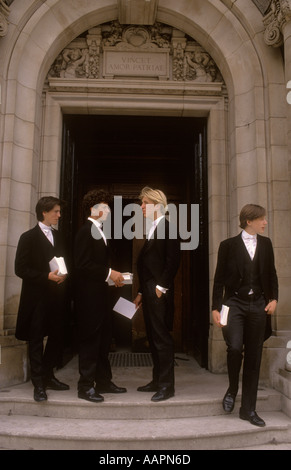 Gli anziani dell'Eton College nella loro uniforme scolastica tradizionale Parents Day. Windsor, Berkshire giugno 1985 1980s UK HOMER SYKES Foto Stock