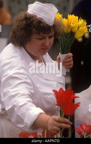 Riga Lettonia anni 80 un paese dello Stato Baltico parte dell'URSS. Una donna russa venditrice di fiori nel mercato centrale dei fiori 1989. HOMER SYKES Foto Stock