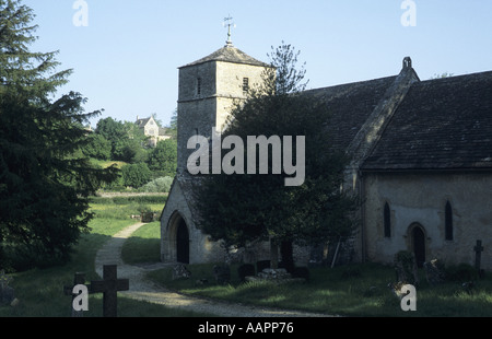 San Michele e la chiesa di San Martino, Eastleach Martin, Gloucestershire, England, Regno Unito Foto Stock