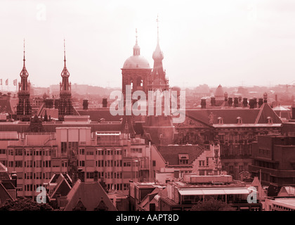 Urban vista sulle guglie della Magna Plaza e la Nieuwe Kerk con la torre a cupola del Koninklijk Palace Amsterdam Olanda Foto Stock