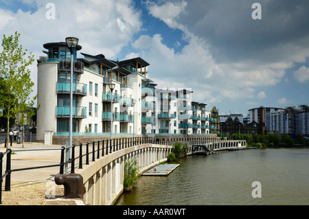 Moderni appartamenti sul lato del dock nella città di Bristol, Inghilterra. Foto Stock