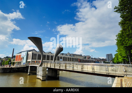 Peros ponte sul porto di galleggiante di St Augustines raggiungere nella città di Bristol, Inghilterra. Il ponte è stato inaugurato nel 1999 ed è stato nominato dopo Pero Jones, uno schiavo portato a Bristol dal Mar dei Caraibi nel 1783. La città di Bristol ha giocato una parte importante nel commercio di schiavi durante questo periodo. Foto Stock