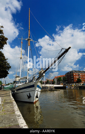 Una nave a vela ormeggiata lungo la banchina sul porto di galleggiante a Princes Wharf a Bristol, Inghilterra. Foto Stock