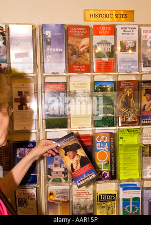 Donne caucasici scegliendo un opuscolo di Mount Vernon Visitor's Guide, Washington DC, Stati Uniti d'America Foto Stock