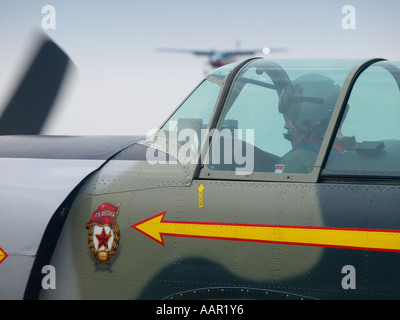 Yakovlev Yak 52 trainer russo aereo sulla pista in attesa su un atterraggio aereo aviosuperficie seppe NL Foto Stock
