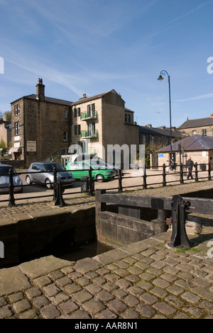 Bacino del canale in Slaithwaite centrale dopo il rinnovo e la riqualificazione Foto Stock