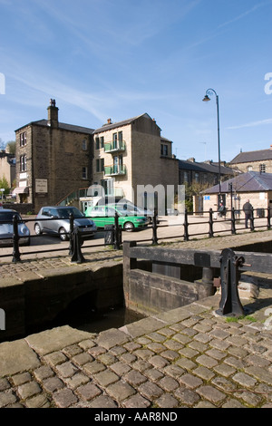 Bacino del canale in Slaithwaite centrale dopo il rinnovo e la riqualificazione Foto Stock