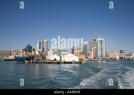 A nord di Auckland Nuova Zelanda può guardare indietro al waterfront Queens Wharf e Princes Wharf da un traghetto in partenza Foto Stock