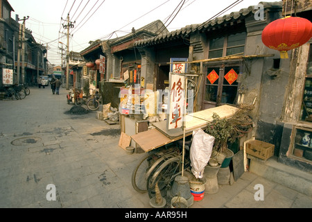 Un hutong cinese tradizionale di vicoli con shared cortili e vicoli Pechino CINA Foto Stock