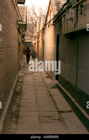 Un hutong cinese tradizionale di vicoli con shared cortili e vicoli Pechino CINA Foto Stock