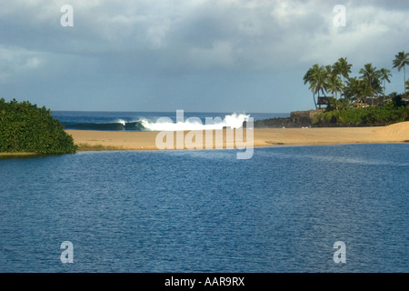 Onde che si infrangono a Waimea Bay Beach Park North Shore Oahu Hawaii USA Foto Stock