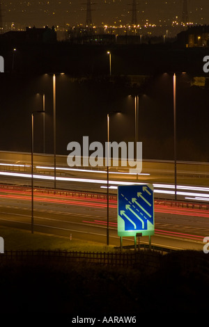 M62 M1 incrocio di notte Leeds West Yorkshire Foto Stock