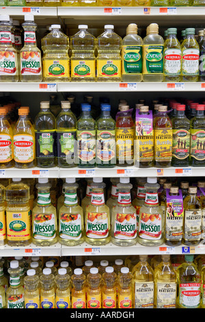 Oli da cucina presso il negozio di generi alimentari Foto Stock
