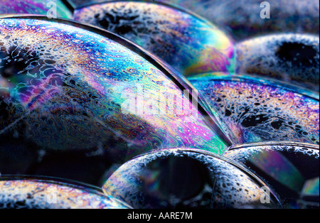 Bolle rifrazione della luce diversi spessori di pellicola di sapone di rifrangere la luce bianca Foto Stock