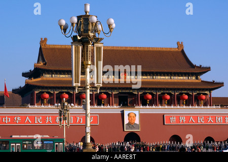 L'ingresso alla Città Proibita in piazza Tiananmen con Mao Tse Tung s immagine sulla sommità Pechino CINA Foto Stock