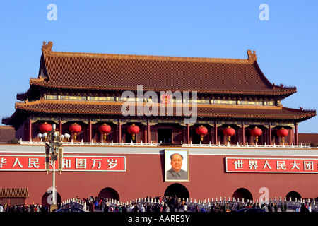 L'ingresso alla Città Proibita in piazza Tiananmen con Mao Tse Tung s immagine sulla sommità Pechino CINA Foto Stock