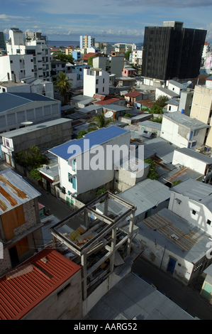 Cercando sui tetti degli edifici nel maschio, Maldive. Foto Stock