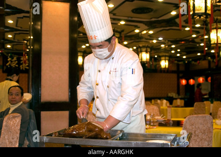 Lo chef prepara l'anatra pechinese più famoso e tradizionale piatto a Beijing in Cina Foto Stock