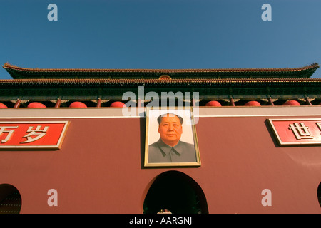 L'ingresso alla Città Proibita in piazza Tiananmen con Mao Ts Tung s immagine sulla sommità Pechino CINA Foto Stock