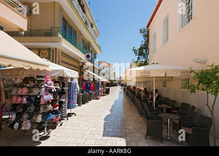 Negozi e cafè sulla Lithostroto, ARGOSTOLI, CEFALLONIA, ISOLE IONIE, Grecia Foto Stock