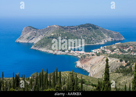 Vista di Assos cittadina e Assos Castello, CEFALLONIA, ISOLE IONIE, Grecia Foto Stock