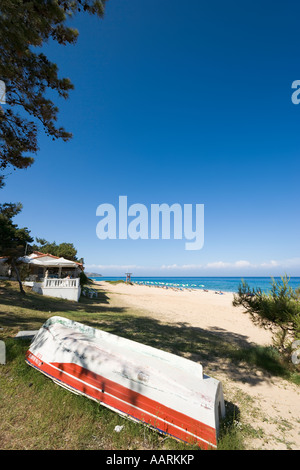 La spiaggia principale e Taverna, Skala, CEFALLONIA, ISOLE IONIE, Grecia Foto Stock