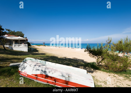 La spiaggia principale e Taverna, Skala, CEFALLONIA, ISOLE IONIE, Grecia Foto Stock