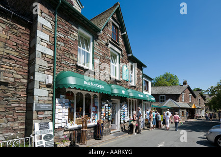 Negozi nel centro del villaggio, Grasmere, Lake District, Cumbria, England, Regno Unito Foto Stock