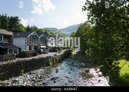 Flusso in centro paese, Glenridding, Ullswater, Parco Nazionale del Distretto dei Laghi, Cumbria, England, Regno Unito Foto Stock