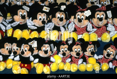 Micky e Minnie mouse giocattoli morbidi in un negozio presso il Disney Village florida Foto Stock