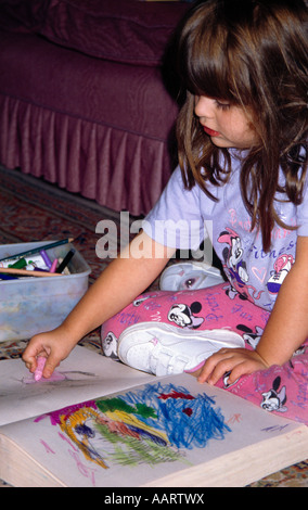 Bimba di tre anni la colorazione Foto Stock