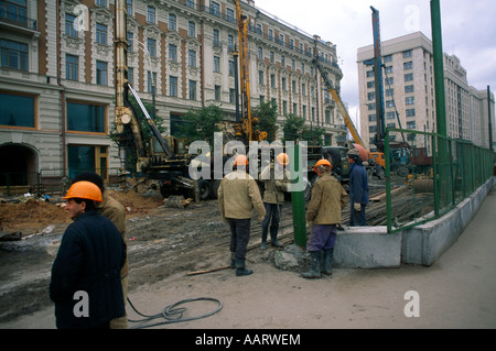 Mosca Russia lavoratori edili Indossare copricapi rigidi Foto Stock