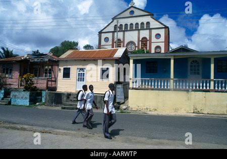 Ragazzi Dennery Village Chiesa di San Pietro dietro Case Santa Lucia Foto Stock