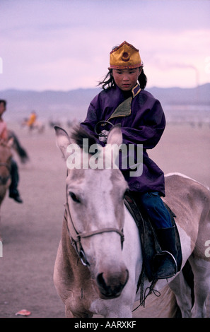 Il mongolo RIDE al capitalismo NADDAM festeggiamenti nelle steppe a nord ovest di Ulan Bator giovane ragazza di equitazione 1999 Foto Stock