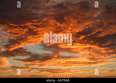 Un drammatico tramonto rosso Foto Stock