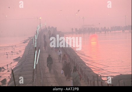 KUMBH MELA INDIA 2001 come il sole tramonta pellegrini fanno la loro strada attraverso i ponti temporanei nei loro campi 2001