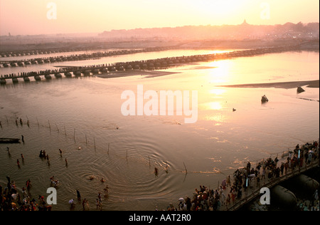 KUMBH MELA INDIA 2001 come il sole tramonta su di Allahabad molti pellegrini bagnarsi e pregare nelle acque del Gange 2001