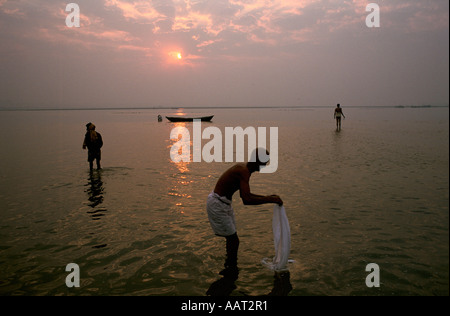 KUMBH MELA INDIA 2001 come il sole tramonta su di Allahabad milioni di pellegrini continuare a lavare e pregare 2001
